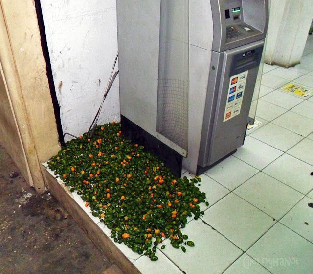 chiles verdes junto a un cajero automatico o ATM
