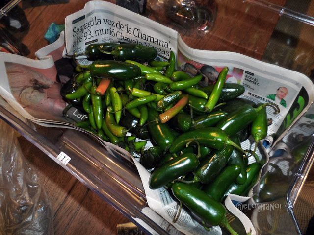 un monton de chiles jalapeños en mi nevera