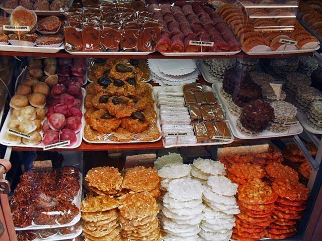 Escaparate lleno de dulces de la Puerta Falsa
