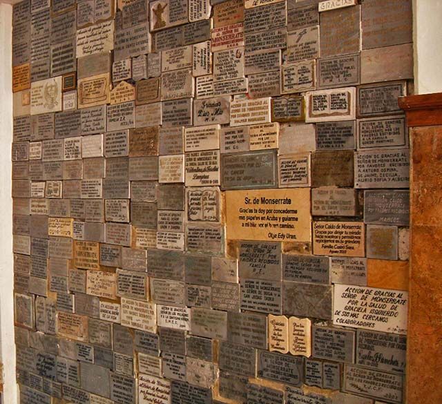 Placas de agradecimiento por favores recibidos en el Cerro de Monserrate de Bogotá