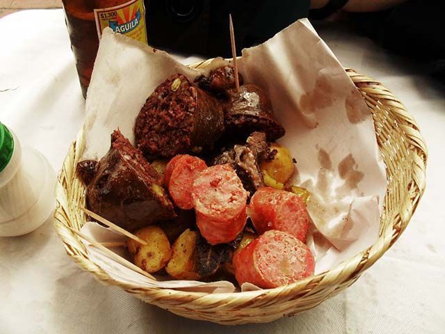 Plato de carne en el Mercado de la Perseverancia de Bogotá