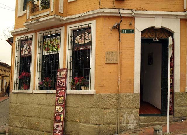 Entrada del restaurante Antigua Santa Fe en La Candelaria