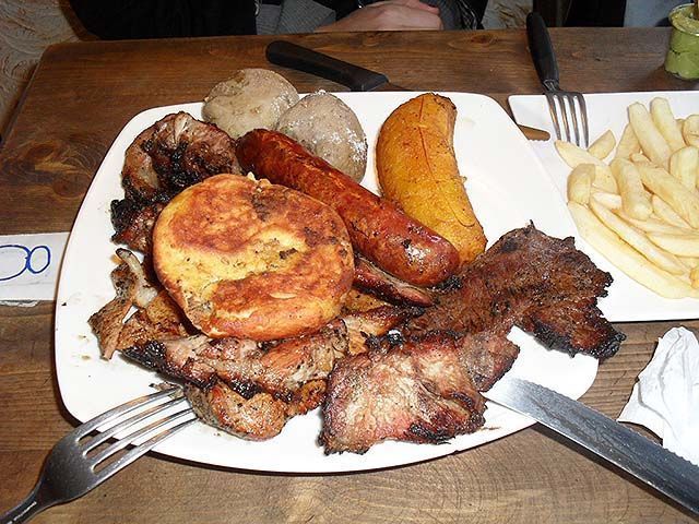 Plato de carne en el Restaurante Leños y Palos de Bogotá