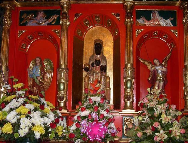 Imagen de la Virgen negra del Cerro de Monserrate en Bogotá