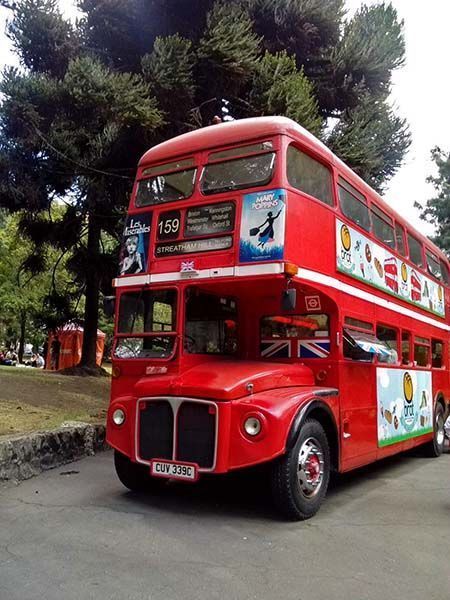 Autobús británico "Double Decker" de 2 pisos en en Museo Chicó de Bogotá