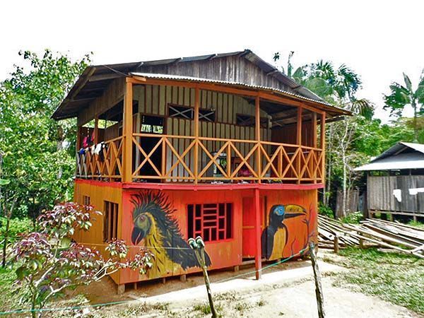 Casa pintada con motivos de aves en el Amazonas colombiano