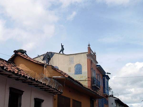 Escultura de Jorge Olave en un tejado de la Candelaria
