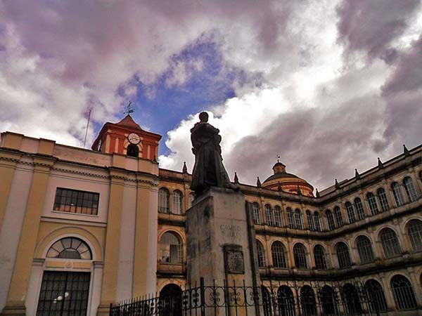 Estatua de Camilo Torres en el centro de Bogotá