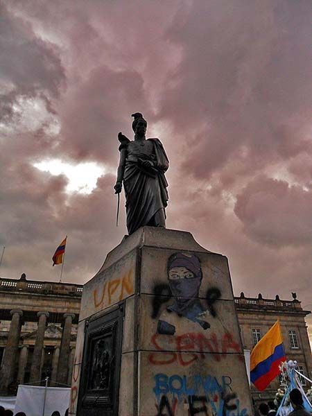 Estatua de Simón Bolívar en la Plaza Bolívar de Bogotá