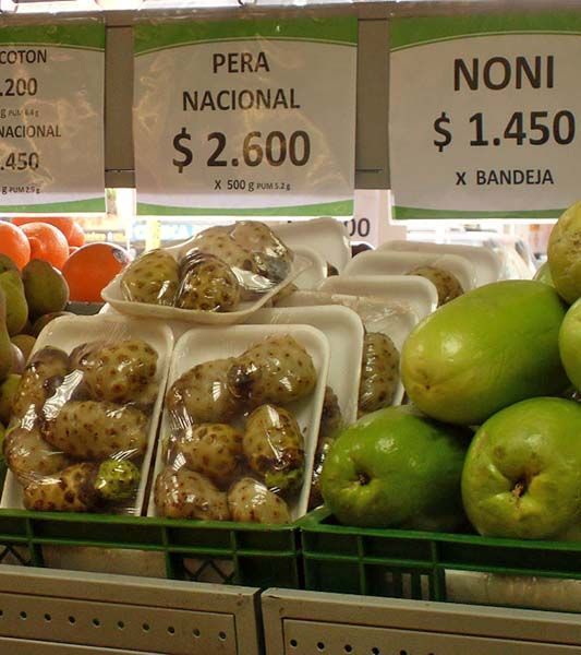 bandejas de noni en un mercado de Colombia