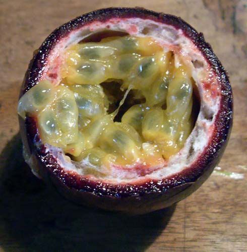 fruto del maracuyá abierto por la mitad