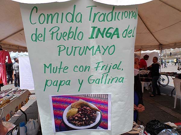 cartel anunciando comida tradicional en un puesto de los mercados campesinos de Bogotá