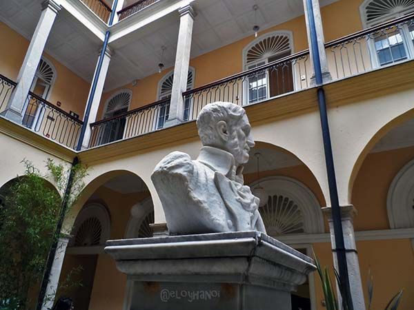 Escultura de José Acevedo en el Palacio de Liévano de Bogotá
