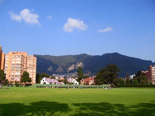 Vistas de los cerros bogotanos desde el parque metropolitano El Country