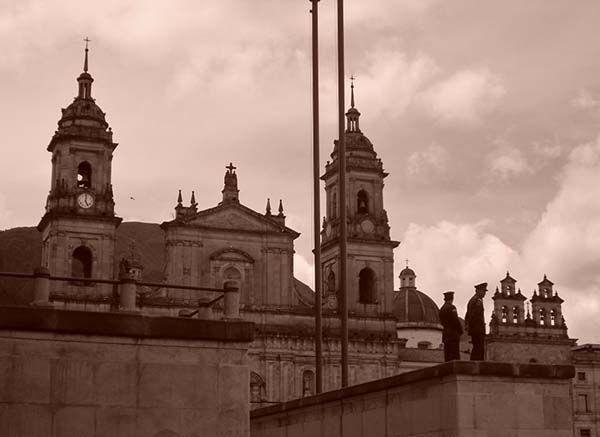 Vistas de parte de la Catedral Primada desde una de las esquinas de la Plaza Bolívar de Bogotá