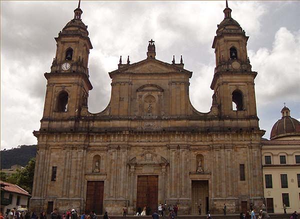 Fachada de la catedral Primada de Bogotá en la Plaza Bolívar