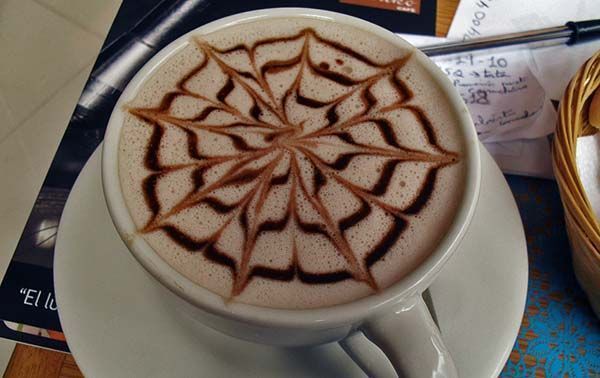 Taza de café colombiano con dibujo y decoración