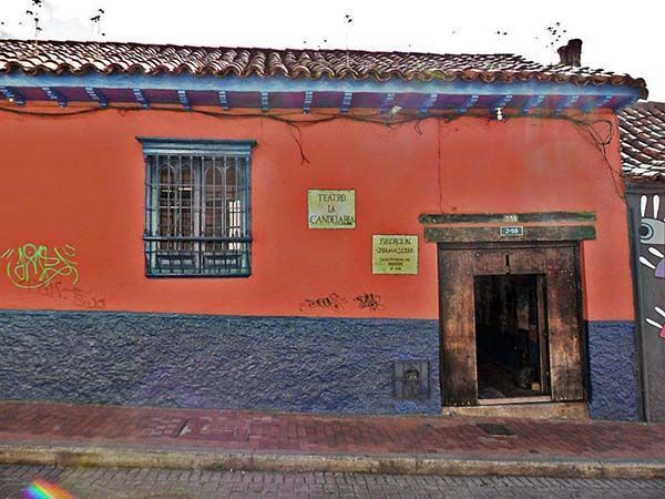 Entrada del Teatro La Candelaria en Bogotá