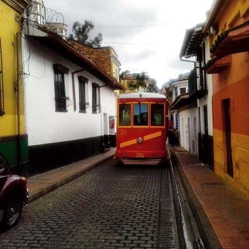 El tranvía turístico de Bogotá transitando por la Candelaria
