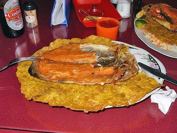 Trucha frita con patacón en Salento, Colombia