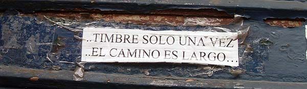 Cartel en la puerta de una casa en Bogotá