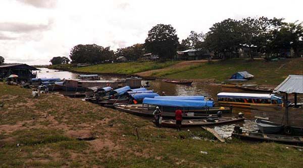 barcos apostados en el puerto de Leticia, Amazonas colombiano