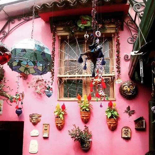 Bonita decoración interior del restaurante mexicano Enchiladas en Bogotá