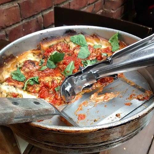 pizza recién hecha del restaurante Stromboli de Bogotá