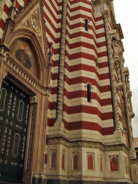 Fachada de Nuestra Señora del Carmen en La Candelaria, Bogotá