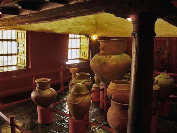 Urnas y ánforas de enterramientos prehispánicos en la casa museo San Jorge de Bogotá