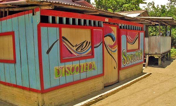 Pequeña caseta discoteca de madera en La Barra, Pacífico colombiano