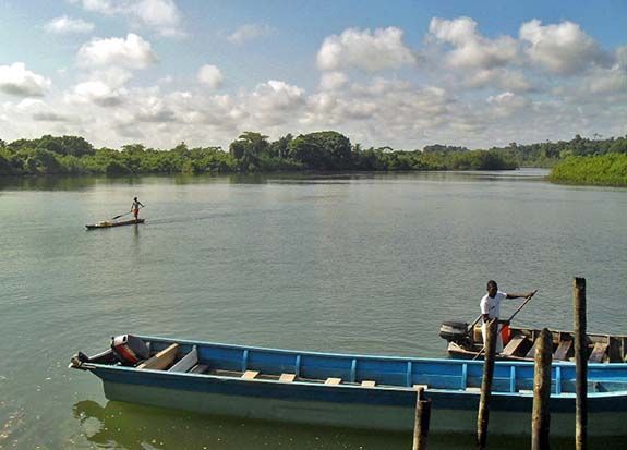 Muelle y embarcaciones en La Barra, Pacífico colombiano