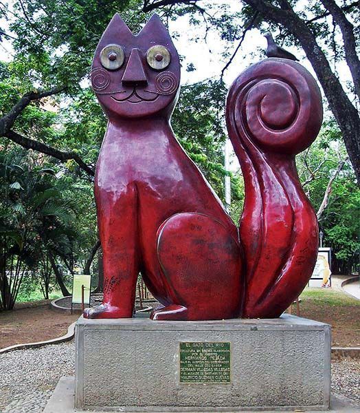 Escultura de un gato en el parque del Gato del Río en Cali