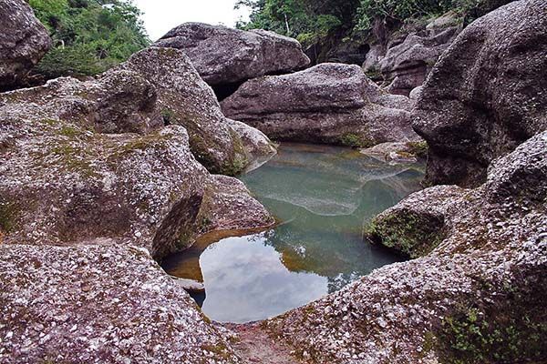 Formaciones rocosas en el río Mandiyaco en Putumayo, Colombia