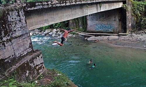 Río junto a la entrada al Paway