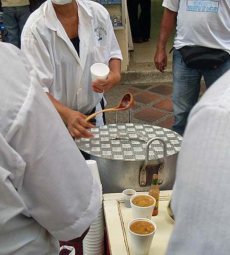 Vendedora de sopas de pescado en el centro de Santa Marta