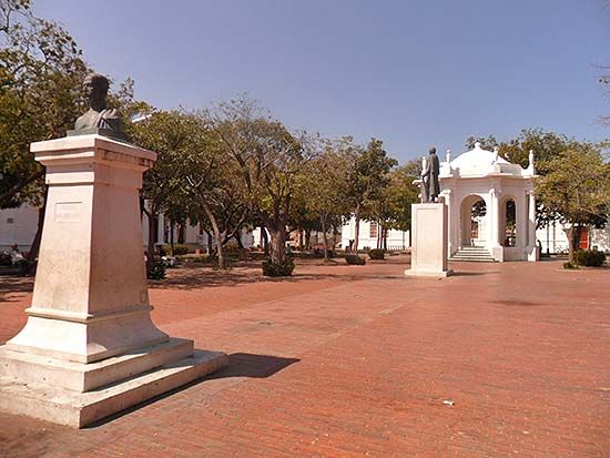 Monumentos en el parque de los Novios de Santa Marta