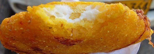Degustando una arepa de huevo recién hecha en Cartagena de Indias
