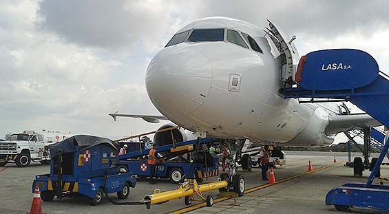 avión en el aeropuerto de Bucaramanga