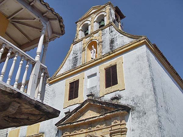 Fachada de un edificio religioso en Cartagena de Indias