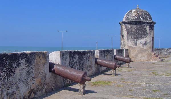 Murallas y cañones defensivos en Cartagena de Indias