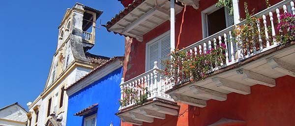 Fachada de edificios de aire colonial en el centro de Cartagena de Indias