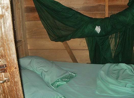 pequeña habitación con cama y mosquitera en San Cipriano