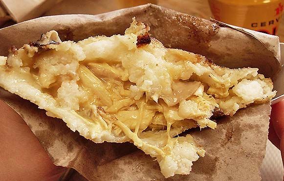 arepa rellena de pollo y queso en Colombia