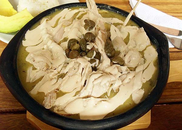 Ajiaco recién hecho con crema y alcaparras
