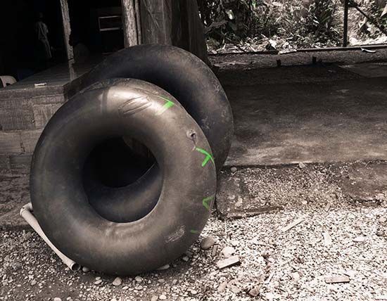 Salvavidas hecho con una cámara de aire de rueda de tractor en San Cipriano, Cauca