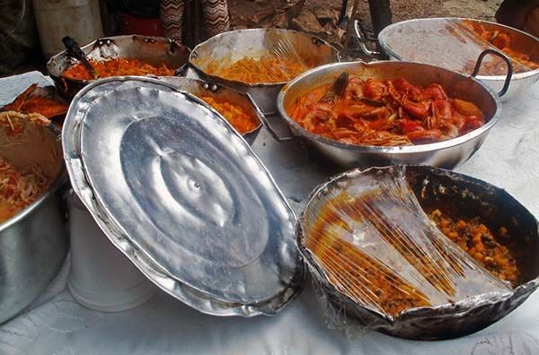 Sancochos y encocados en un puesto de comida en San Cipriano