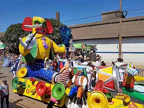 Carroza llena de marimondas en el carnaval de Barranquilla