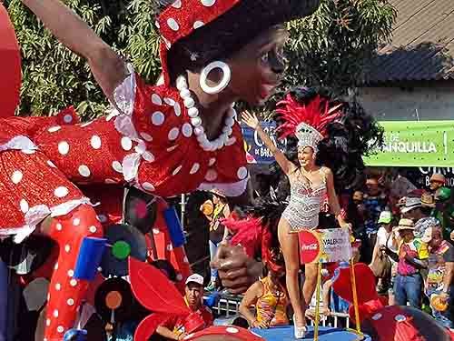 Reina del Carnaval de Barranquilla saludando a los presentes