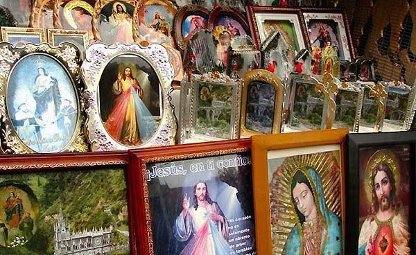 Recuerdos y regalos en una tienda de Las Lajas, Colombia